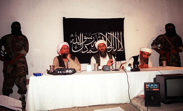 Esta foto de archivo sin fecha muestra al disidente saudí Osama bin Laden (en el centro), con dos asociados no identificados en un lugar no revelado dentro de Afganistán. (Foto: AFP)