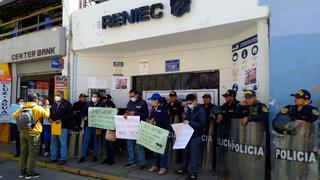 Trabajadores del Reniec Tacna acatan paro nacional de 48 horas (VIDEO)