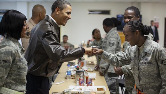 El presidente Barack Obama saluda a las tropas estadounidenses en un comedor en el aeródromo de Bagram en Afganistán, 28 de marzo de 2010. (Pete Souza/The White House)