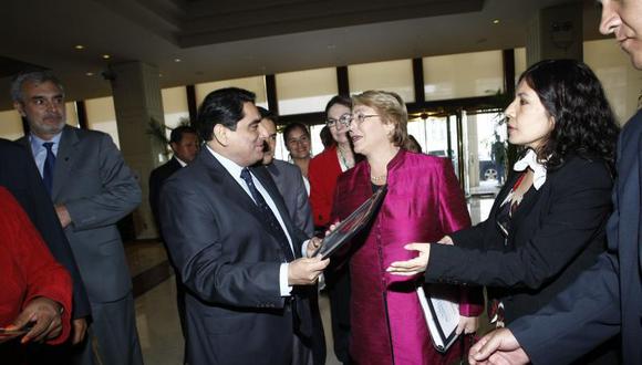 Bachelet pidió a Carlos Álvarez "que la imite más bonita"