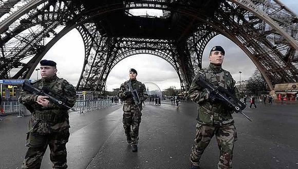 Elecciones en Francia: refuerzan seguridad en la Torre Eiffel tras la incursión de Greenpeace