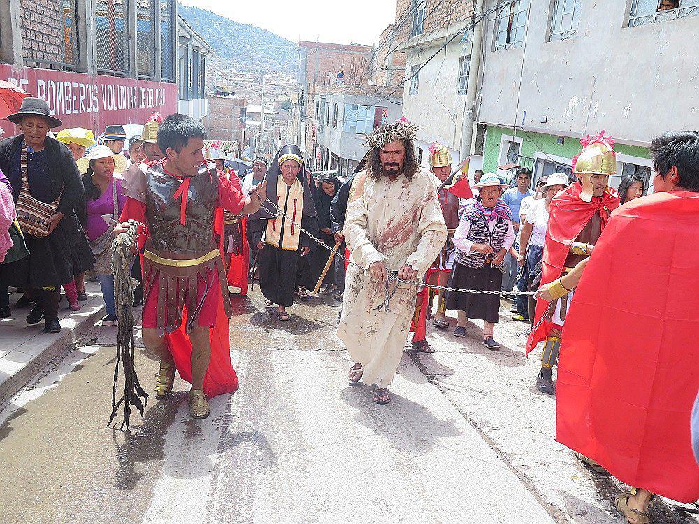 Vía Crucis dio inicio a la Semana Santa en Ayacucho
