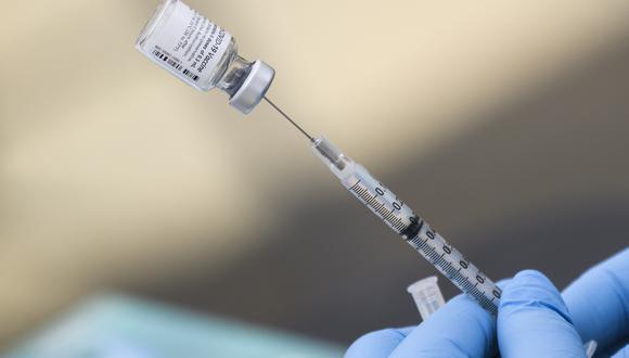 Personal médico prepara dosis de la vacuna Pfizer contra el COVID-19 en una clínica móvil de vacunación en Los Ángeles. (Foto: Patrick T. FALLON / AFP)