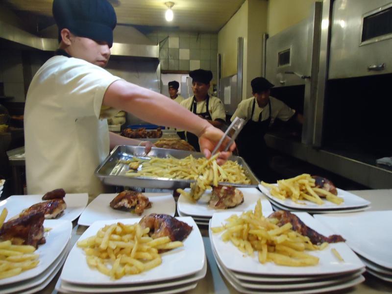 Peruanos consumen 100 millones de pollos a la brasa al año