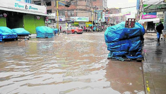 Mercado Túpac Amaru se inunda en Juliaca por fuertes lluvias