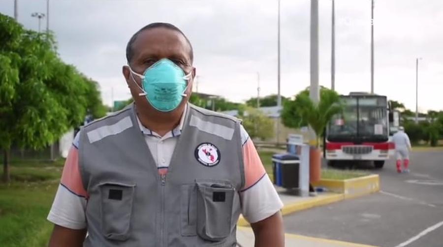 El director de Salud de Tumbes recibió a los compatriotas afectados por el coronavirus en el centro de control fronterizo. (Foto: Diresa Tumbes)