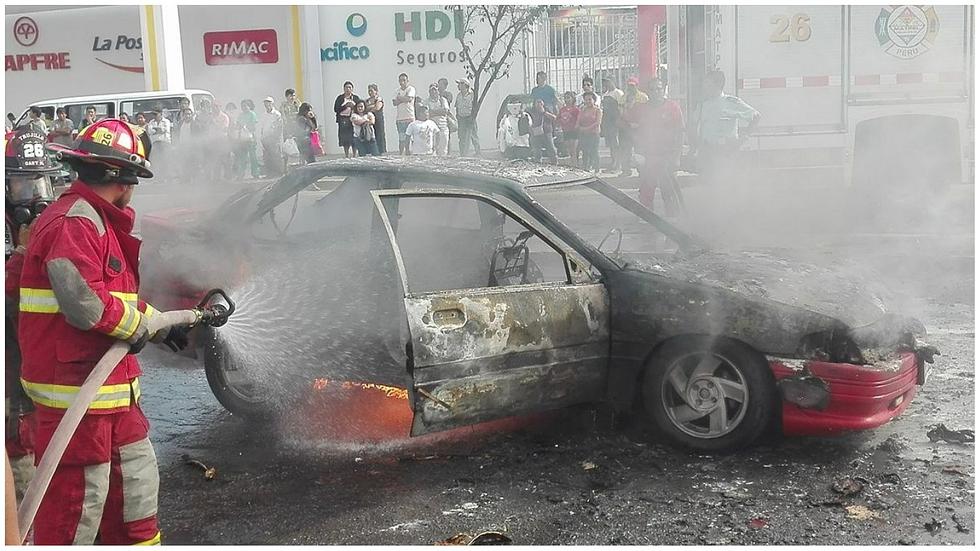 Automóvil arde en llamas y genera zozobra en la Panamericana Norte (FOTOS) 