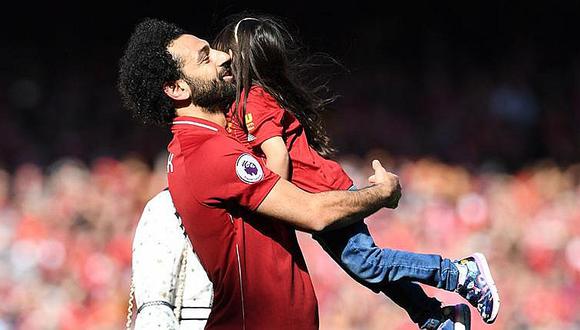 La hija de Mohamed Salah es alabada por afición del Liverpool al marcar un gol (VIDEO)
