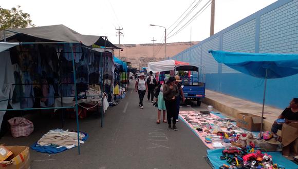 Feriantes tomaron el lateral del colegio Mariscal Cáceres en Tacna. (Adrian Apaza)