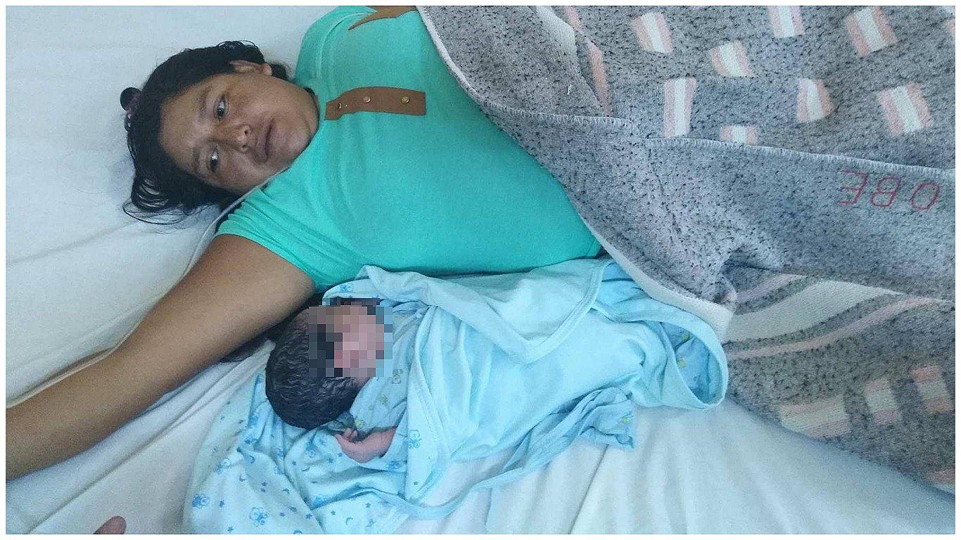 Mujer dio a luz en baño de hospital por presunta falta de atención