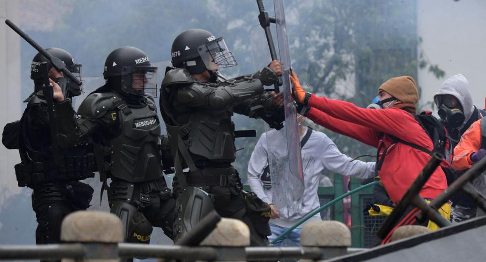 Manifestantes chocan con la policía durante una manifestación contra la reforma tributaria propuesta por el presidente colombiano Iván Duque, en Bogotá, el 28 de abril de 2021. (Raúl ARBOLEDA / AFP).