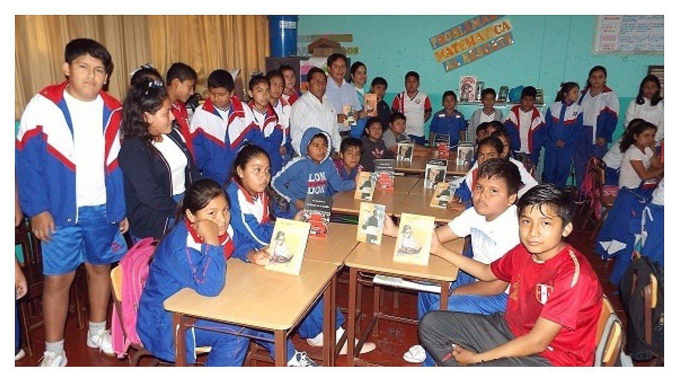 Entregan libros a escolares de Laredo, Poroto y Simbal 