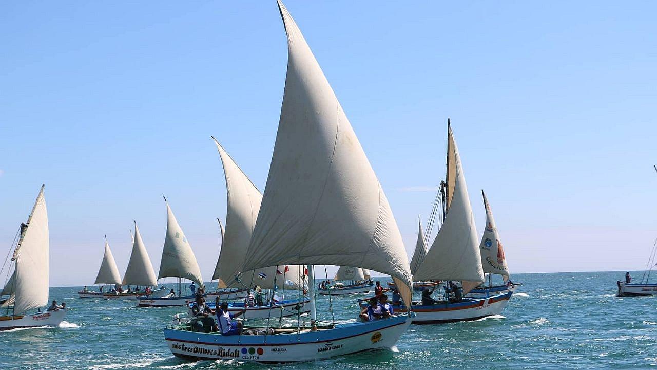 Decenas de turistas disfrutan de la gran Regata del Siglo en Cabo Blanco (VIDEO)
