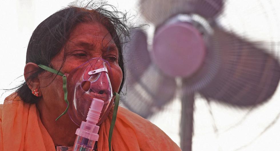 Una paciente de coronavirus respira con la ayuda de oxígeno en Ghaziabad, India. (Foto de Tauseef MUSTAFA / AFP).