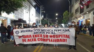 Personal de salud protesta en hotel donde se realiza la V Cumbre de la Descentralización