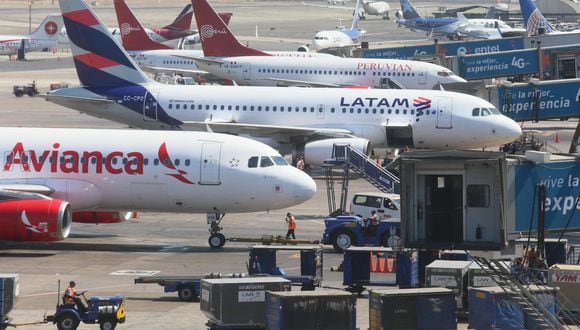 Aerolíneas como LATAM y Avianca han tomado medidas que implican desde despidos masivos hasta declararse en quiebra. (Foto: Miguel Bellido)