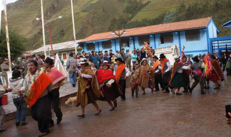  FOTOS: Músicos tocan en el suelo en carnavales de Pallanchacra en Pasco