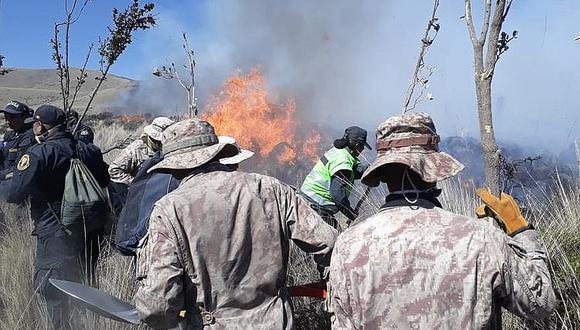 ​Soldados del Ejército apoyan en sofocar incendio forestal en Arequipa