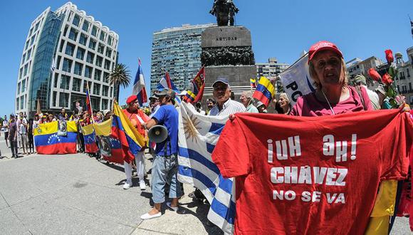 Uruguay: Un centenar de personas se concentran en apoyo de Hugo Chávez