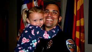 Teniente de la policía de Arizona adoptó a niña que sufría de maltrato infantil