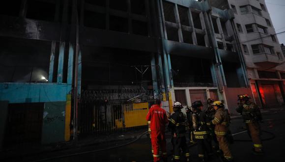 Un incendio se registró durante la madrugada en el Cercado de Lima. Foto: GEC