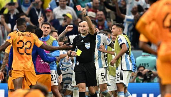 Mateu Lahoz sacó diecisiete tarjetas en el Argentina vs. Países Bajos, por cuartos de final. (Foto: AFP)