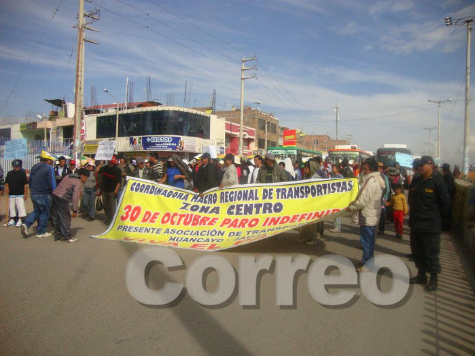 "Acorralan" a transportistas impidiéndoles el paso (VIDEO)