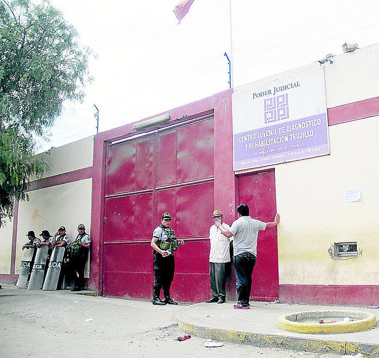 Trasladan a siete internos mayores de edad al penal de Ancón II