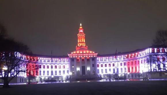 El Palacio Municipal de Denver se iluminó con los colores rojo y blanco. (Foto: Twitter | Cancillería del Perú)