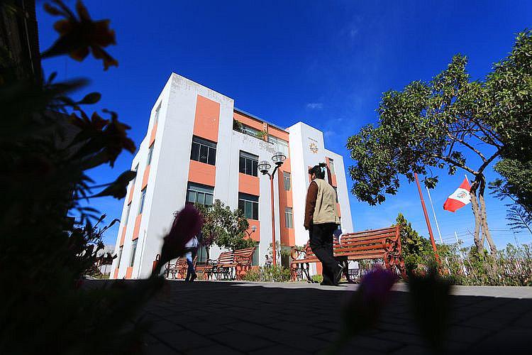 16 arequipeños, 2 limeños y  3 puneños luchan por llegar al Gobierno Regional