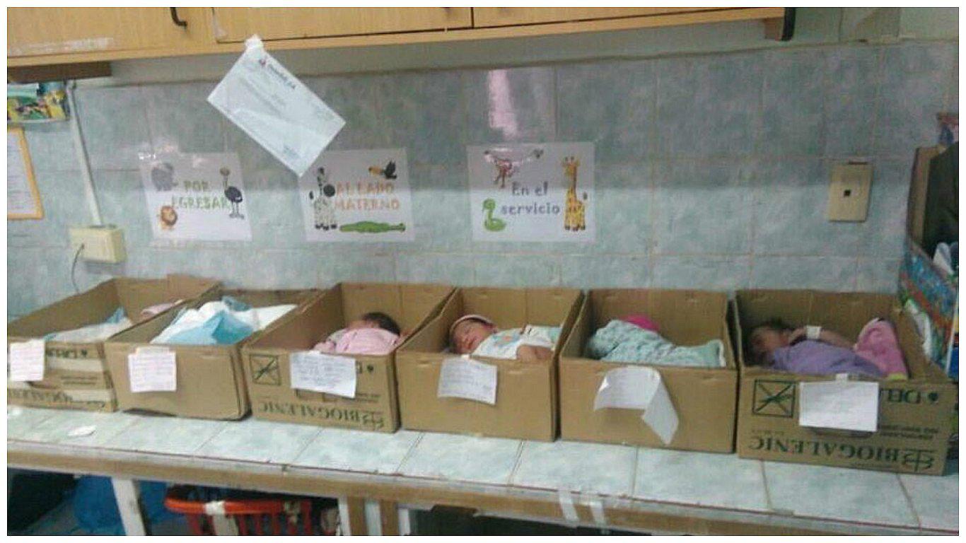 Venezuela: Bebés duermen en cajas de cartón ante falta de incubadoras