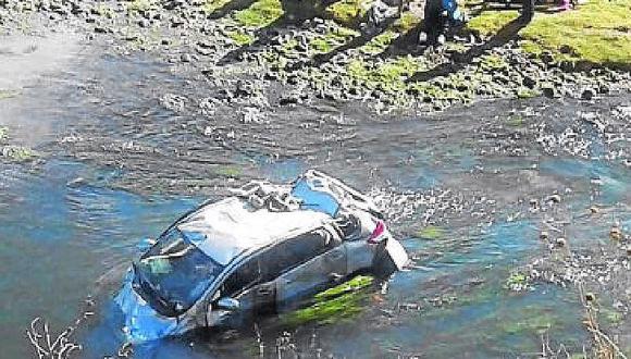 Peregrinos juliaqueños mueren en auto que cayó al río Vilcanota en Cusco