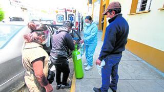 Chofer contagiado con COVID-19 llega en su taxi al hospital de Huancayo y  muere en la puerta