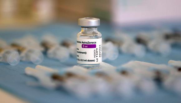 Varios países suspendieron esta semana la aplicación del fármaco de AstraZeneca por temor a la formación de coágulos de sangre. (Foto: EFE)
