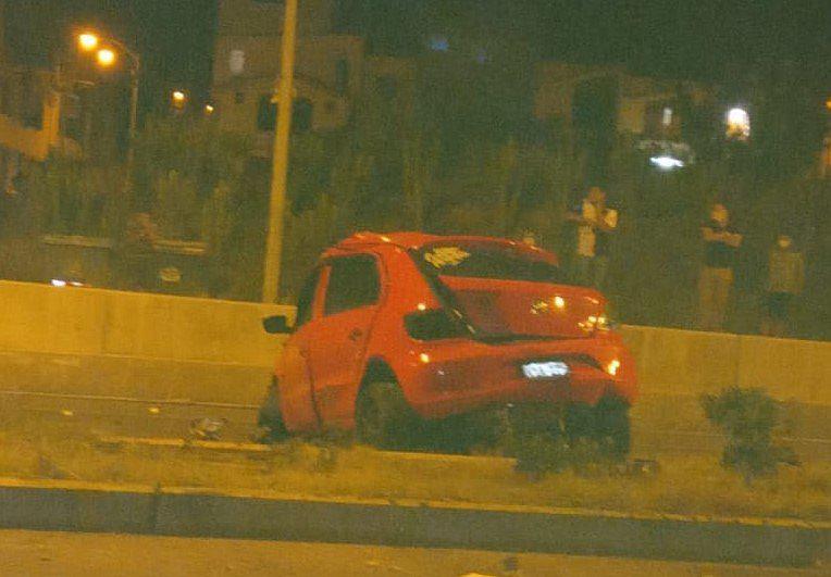 ​Chocan y abandonan auto al ingreso de puente Chilina