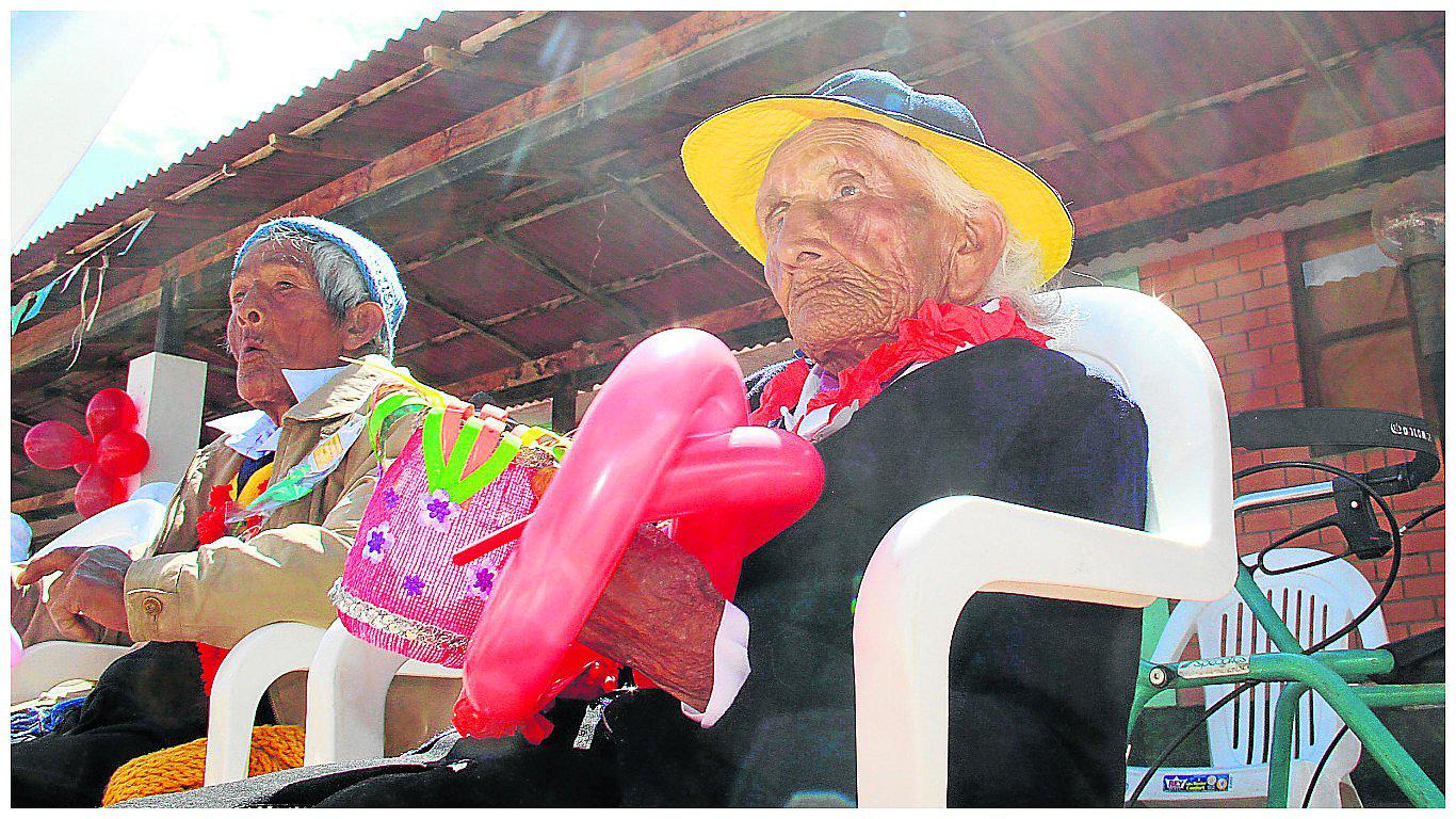 ​A pesar de la despiadada indiferencia ancianas celebran el Día de la Madre (VIDEO)