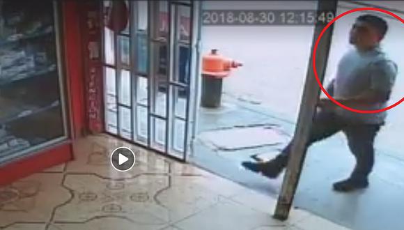 Delincuente sorprende a dueño de una tienda y le arrebata celular (VIDEO)