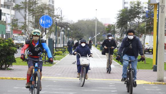 El dominical informó que sujetos inescrupulosos solo necesitan de una cizalla para apoderarse de las bicicletas que sus dueños dejan estacionadas en diversos puntos de la capital. (Foto: GEC)