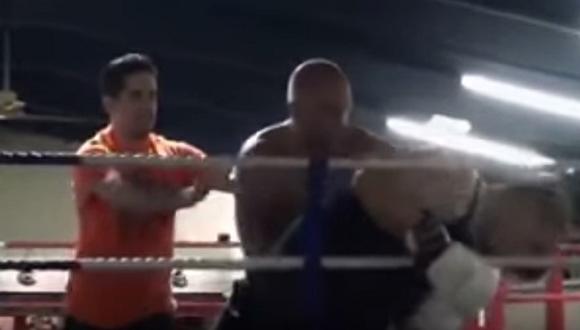 Árbitro le ordenó parar, pero boxeador siguió golpeando a rival y recibe dura lección [VIDEO]