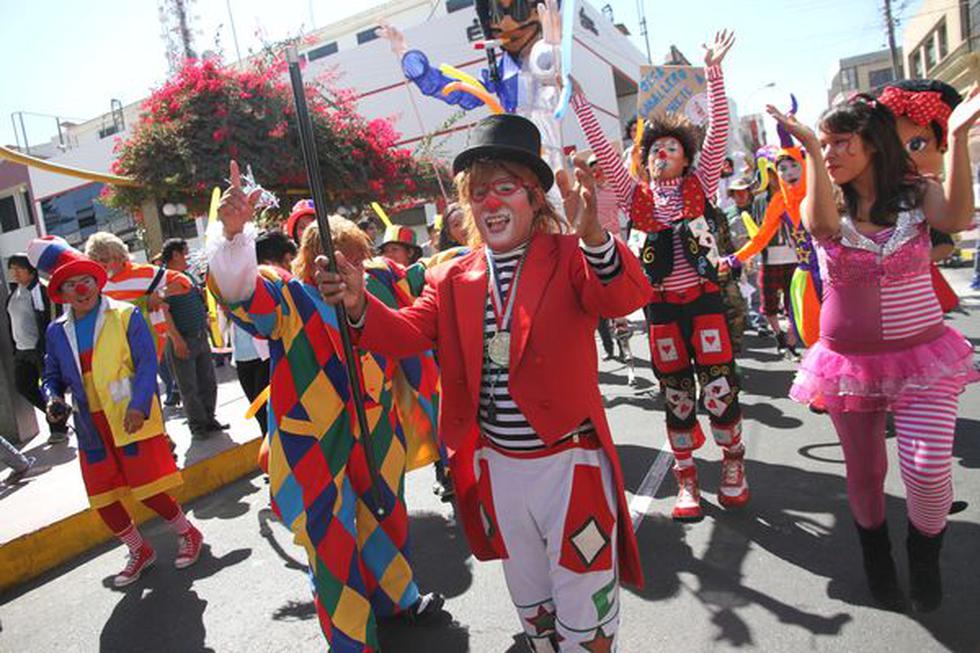 Payasos celebraron su día marchando por las calles (FOTOS)