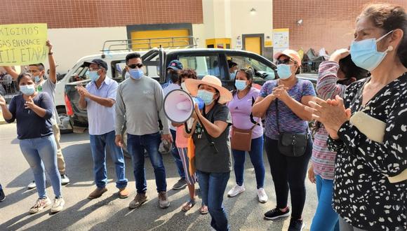 Vecinos de la III etapa de Enace protestaron al exterior del Gobierno Regional de Piura y denuncian fuga de gas en las tuberías. Otro grupo dennunció que las tuberías las han colocado encima del suelo.