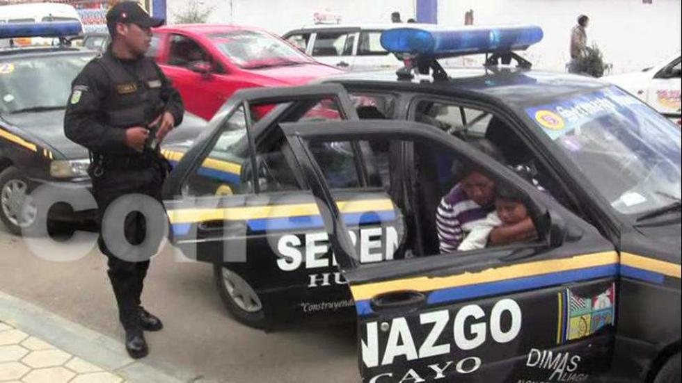 Padre flagela a su hija por orinarse en su ropa (VIDEO)