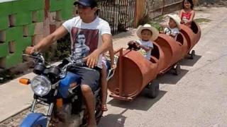 Padre fabrica un tren con tres barriles para pasar más tiempo junto a sus hijos y pasear con ellos 