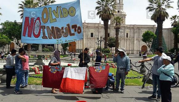 Con lavado de banderas rechazan indulto otorgado al expresidente Fujimori (VIDEO)