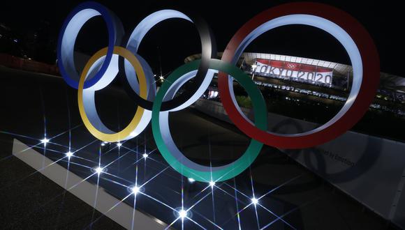 Vista de los anillos olímpicos frente al Estadio Olímpico. (Foto: EFE/ Enric Fontcuberta)
