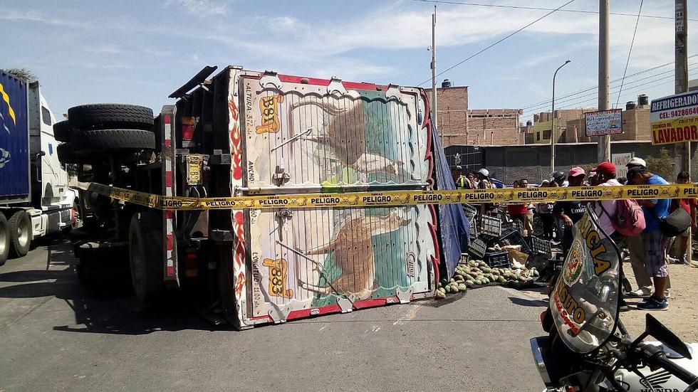 Chiclayo: Camión cargado de mangos se vuelca tras chocar contra un ómnibus (FOTOS)