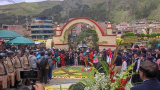 Devotos huancavelicanos preparan dos kilómetros de hermosas alfombras para Cristo Salvador del Mundo (Fotos)