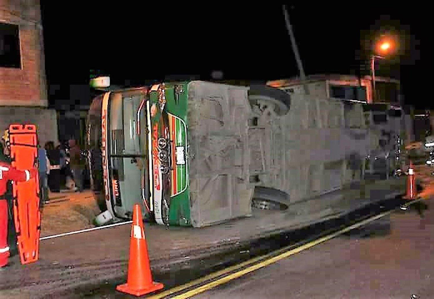 Dos fallecidos y 13 heridos deja despiste de ómnibus con simpatizantes de APP 