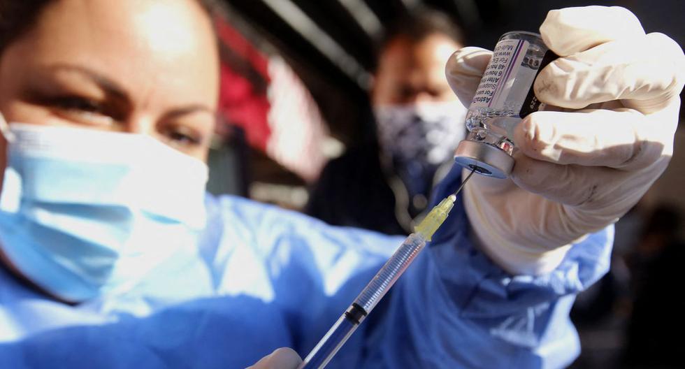 Imagen referencial. Una enfermera prepara una dosis de la vacuna contra el coronavirus en Zapopan, estado de Jalisco, México, 6 de abril de 2021. (ULISES RUIZ / AFP).