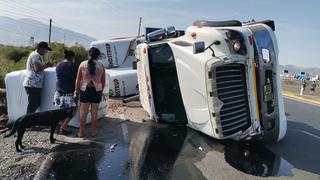 Áncash: Chofer salva de milagro tras vuelco de tráiler en óvalo de Samanco